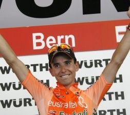 Igor Antón sonríe en el podio de la Vuelta a Suiza. /AFP/
