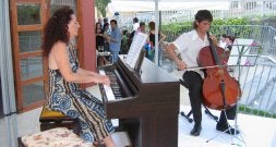 Un momento del concierto ofrecido por la vizcaína Blanqui Gómezy el atxabaltarra Eñaut Zubizarreta. /JOXEBI/