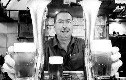 FernandoTorres, un experto en tirar las cañas de cerveza, en la barra del bar Rojo y Negro, en la calle San Marcial. /AYGÜES/
