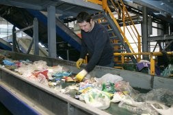 Un operario inspecciona los residuos en la cinta transportadora de la planta de Legazpi. /LÓPEZ/