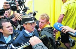 Riccardo Riccò intenta abrirse paso para entrar en el coche de la Policía que le trasladó a la comisaría. /AP/
