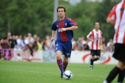Ibon Larrazabal conduce el balón./