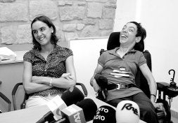 Sara y Yolanda se despidieron ayer en la casa consistorial. /ARIZMENDI/