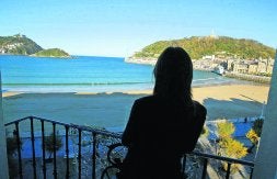 Un cliente llamó a la recepción alarmado porque la playa de La Concha había desaparecido. /MICHELENA/
