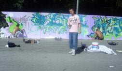 Sergio Mambrillas posa ante su graffiti. /ELORZA/