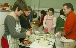 Alumnos en una clase de cocina impartida el curso pasado dentro de este programa. /ARIZMENDI/
