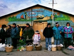 Mercadillo en la población de Angelmo. / B. CORRAL/