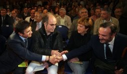 López saluda a Pello Salaburu, ex rector de la UPV, en presencia del escritor Felipe Juaristi y de Ana Toledo, de Euskaltzaindia. /M. FRAILE/