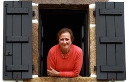 Beatriz Iraburu, en su casa de Navarra. Ha dejado el 'periodismo de batalla', disfruta del tiempo libre y trabaja en ayuda humanitaria. /J. L. NOCITO/
