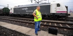Un técnico de Renfe, ante una de las nuevas máquinas para el transporte de mercancías. /BORJA AGUDO/