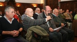 Juan Ramón Garai, en nombre de los familiares de los fusilados lee la declaración posteriormente aprobada por el pleno. /OLIDEN/