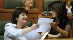 Las parlamentarias de EHAK, Nekane Erauskin, y Aralar, Aintzane Ezenarro, en el pleno celebrado ayer en Vitoria. /DAVID AGUILAR / EFE/