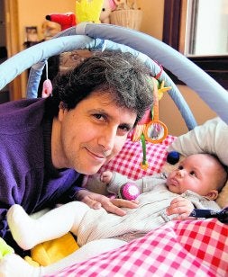 Ronen Zangi con su hija Frieda, que crecerá en Donostia. /USOZ/
