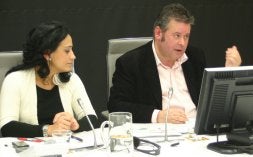 La presidenta de Juntas, Rafaela Romero, junto a Galdos./