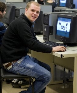 Dentzel, ante un ordenador en Tecnun. /DAVID APREA/