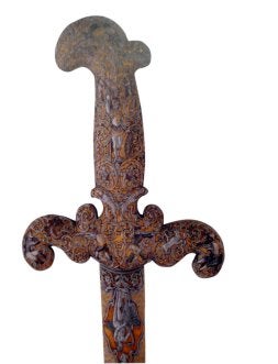 Sable con puño de hierro macizo, cincelado en relieve y con incrustaciones de hilo de oro. En un borde de la hoja está firmado , y en el otro, con la inscripción . /MUSEUM OF ART PHILDELPHIA/