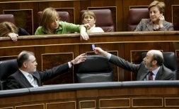 Los ministros de Justicia y de Interior dan caramelos a diputadas socialistas en la sesión del Congreso. /EFE/