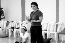 La profesora de autodefensa feminista impartiendo sus cursos. /MAITENA MONROY/