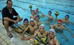 Miembros del club Tximistarri posan antes de un entrenamiento a las órdenes de Ioseba Urrutia. /MICHELENA/