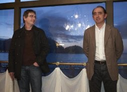 Andoni Luis Aduriz y Daniel Innerarity, al inicio de su encuentro ayer en San Sebastián. /USOZ/