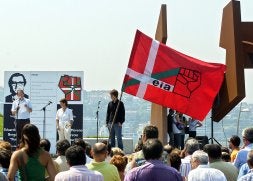 Homenaje a Eduardo Moreno Bergaretxe, en San Sebastián a cargo de familiares y amigos. /EFE/