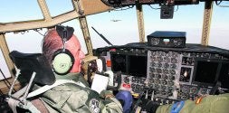 Don Juan Carlos es un apasionado de la aviación. En la imagen, a los mandos de un Hércules. / EFE/