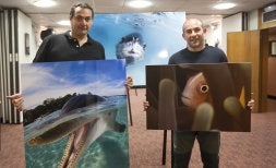 Carlos Villoch y Jesús Villalba, con dos de las fotos que exponen en Donostia. /USOZ/