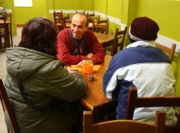 José Antonio Lizarralde, , conversa con dos personas en el aterpe de Donostia. /LUSA/