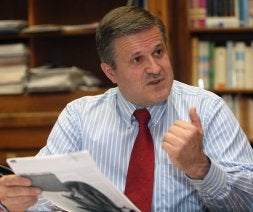 José Luis de la Cuesta, en su despacho del Instituto Vasco de Criminología. /MIKEL FRAILE/