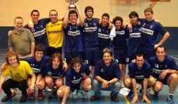 El Bergara senior de balonmano se llevó la Copa tras vencer al Arrasate por 28-23