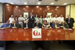 Amezketa, en el centro, flanqueado por Garaikoetxea e Ibarrondo y junto a la Ejecutiva Nacional, ayer en la sede de Eusko Alkartasuna en San Sebastián. /USOZ/