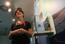 DE LA PARTE AL TODO. Noain junto a la válvula que ha dado origen a la exposición. /F. DE LA HERA/