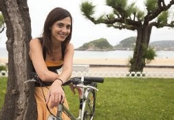 Verónica Moral vive en Madrid y mantiene en Donostia la bici que compró con su primer sueldo./USOZ/