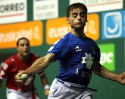 Pablo Berasaluze pega una cortada con Martínez de Irujo a la expectativa. /JONAN BASTERRA/