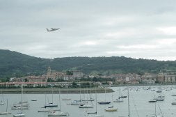 En el lado del mar la pista se prolongará sólo 50 metros, sin necesidad de ocupar una franja de mar. Se aprovechará la zona verde y se rellenará la superficie de la escollera ahora existente en el extremo final. /FLOREN PORTU/