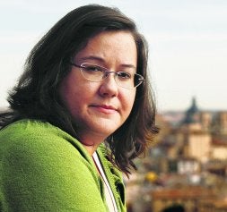 La autora catalana Claudia Casanova en Toledo, con el Alcázar al fondo./
