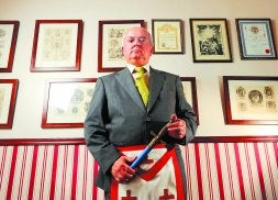 Adolfo posa investido con símbolos masónicos que 'transcienden su significado normal y evocan ideas morales e intelectuales'./J. M. LÓPEZ/