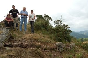 Responsables de la excavación y el alcalde de Urdazubi, junto al antiguo muro. /A.D.C./