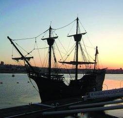 La Nao Victoria en el puerto de Cascais (Portugal), al amanecer, poco antes de emprender una de las etapas de este viaje./