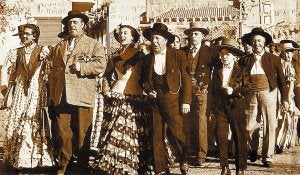 Lolita Sevilla, Manolo Morán y Pepe Isbert encabezan la procesión local, entonando el célebre , en una de las más famosas escenas de la película./