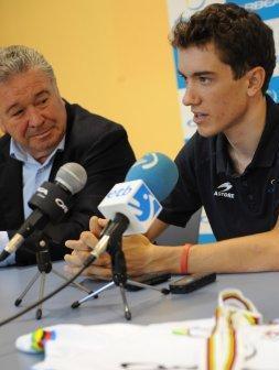 Junto a Miguel Madariaga, Sicard posó con su medalla de oro y su maillot arco iris. /FÉLIX MORQUECHO/