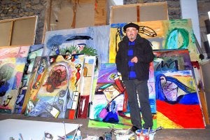 El artista usurbildarra Jose Luis Zumeta junto sus pinturas./