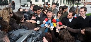 Eduardo Ruiz de Erenchun, abogado del acusado, atiende a los periodistas al término del juicio. /ARIZMENDI/