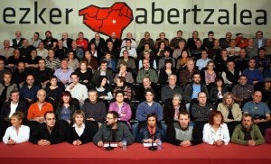 Moreno, Lopategi y Etxeberria, en el centro, junto a un centenar de miembros de la izquierda abertzale, ayer en Alsasua. /ARIZMENDI/