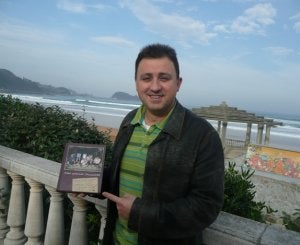 Patxi Trula muestra su libro editado bajo el sugerente título de 'Cómo ahorrar cocinando'. /ETXEBERRIA/