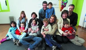 Optimistas. Padres, madres e hijos de la asociación Aurreratu. :: F. DE LA HERA/