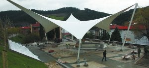 Cubierta. La arquitectura textil que cubre la plaza donde se enclava el quiosco tiene una superficie de 700 metros cuadrados y tensada por 6 aristas están ancladas al suelo./