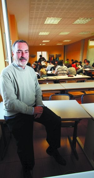 Vice decano. Luxio Ugarte en una de las aulas del Campus del Bidasoa, en Ducoreau. ::
F. DE LA HERA/