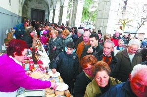 Al abrigo de los 'arkupes'. El mal tiempo no restó afluencia de público a la feria elgoibarresa, tal y como se podía apreciar en muchos de los puestos. ::
AITOR/