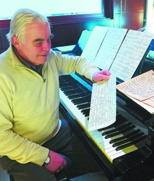 José Luis Ocón repasa junto al piano del Silken Amara Plaza las partituras de Gamborena. :: Usoz/